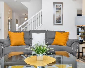 Short Walk from Clubhouse Wonderful Pool - Davenport - Living room