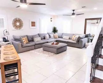 Farmhouse sleeps 25, Heated Pool, close to IH35 Schertz Tx - Schertz - Sala de estar
