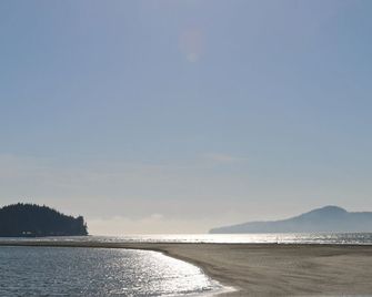 Ocean Front Vacation Suite - The Whale's Tale - Port Renfrew - Strand