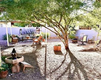 Cute Peaceful Tiny House Getaway w Backyard - Low Summer Rates! - Tucson - Patio