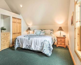 Chalet at Running Y Resort w/ Wraparound Deck! - Klamath Falls - Bedroom