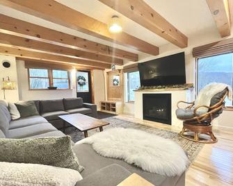 Stay near Jay Peak at your own private cabin with 18 brookside acres! - Montgomery Center - Sala de estar