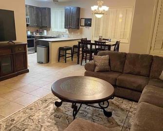 Amazing 3 Bedroom Laredo Home in Gated Complex - Laredo - Living room
