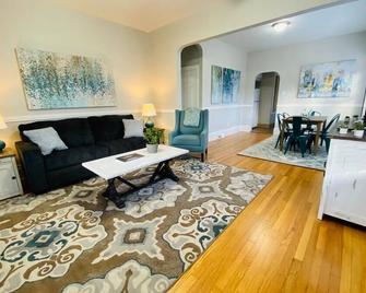 Stunning Bungalow next to UNC - Free Bikes! - Greeley - Living room