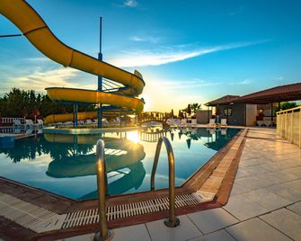 Sunshine Holiday Resort - Fethiye - Piscina