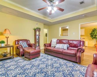 Suburban Conway Vacation Rental 2 Mi To Uca! - Conway - Living room