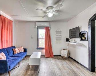 The Bluebird: Modern 1 Bed, Large Peaceful Yard - Joplin - Wohnzimmer