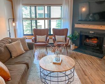 Ski-In Ski-out Luxury Condo with Hot Tub and pools - Snowshoe - Living room