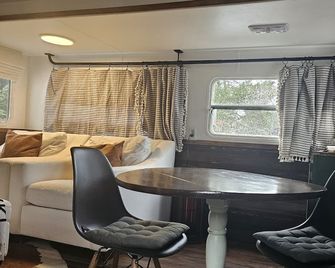 Urban Glamping - Florence - Eetruimte
