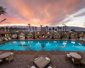 ذا إن آت ديث فالي – إنسايد ذا بارك - Furnace Creek - حوض السباحة