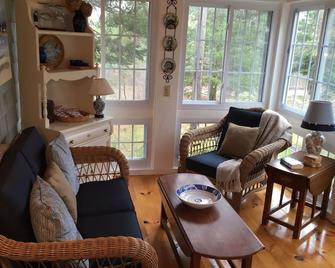Delightful Cottage for Two - Chatham - Living room