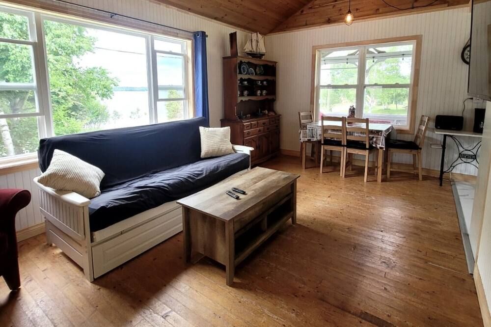 Quaint 2 bedroom water view cottage. Near great golfing, beaches and breweries. - Montague - Sala de estar