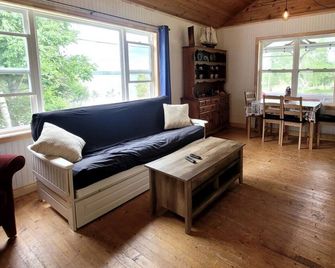 Quaint 2 bedroom water view cottage. Near great golfing, beaches and breweries. - Montague - Sala de estar