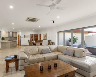 5 Bedroom 3 Bathroom Luxury House with Pool - Cable Beach - Living room
