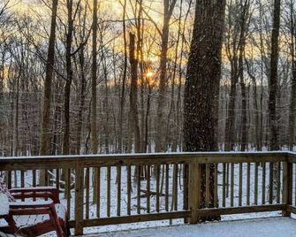 Autumn Wings - Propane Grill, Wifi, Kid Friendly, King Bed, Games, Screen Porch, Pool Access, Hiking - Berkeley Springs - Balkon