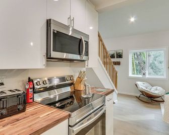 Near Rivers & Boating: Home w/ Hot Tub in Longview - Longview - Kitchen