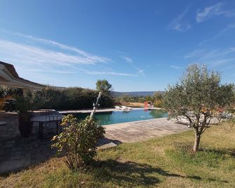 Les Mûriers: 55m2 gite for 2/4 people in a quiet location overlooking the Luberon and vineyards - Gargas - Pool
