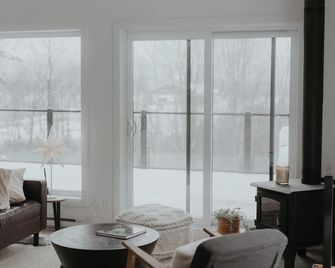 New Cozy Forest Chalet w/ Sauna - Mansonville - Living room