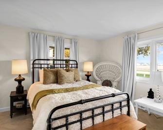 Newly renovated upscale home on the U of I golf course exclusively on VRBO - Savoy - Bedroom