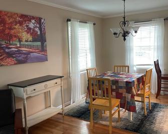 Quiet family sized retreat surrounded by farm but in town. - Fulton - Comedor