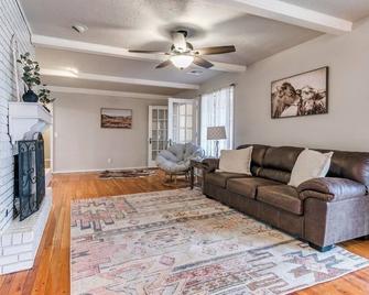 “Sweet Home Oklahoma” House - Large home with 4 bedrooms and fenced yard+garage! - Chandler