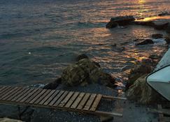 Roditses Beach Sea Front Apartments - Samos - Bâtiment