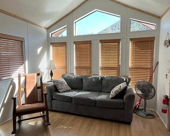 Cozy \'Tiny Home\' style Cabin Perfect for Couples and Families - Almont - Living room