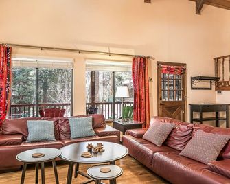 Oak Creek Canyon Cabin Getaway - Peaceful Retreat in Sedona - Bear Howard Cabin - Sedona - Living room