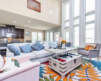 Minutes From The Premium Outlets Large 5 Bedrooms - Cypress - Living room