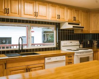 Pointless Break - Renfrew Getaway House W/ Sauna - 7320 Pacheena Rd - Port Renfrew - Kitchen