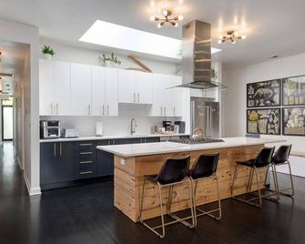 Urban Forest Retreat -great for couples or solo travelers - Chicago - Kitchen