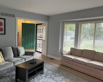 Charming 3-bedroom house with AC and WiFi in wonderful Rochester Hills - Rochester Hills - Living room