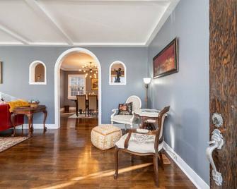 Doras Dutch Cottage Charmer with Swimming Pool - Clarksville - Living room