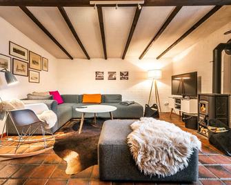 Cozy vacation home with wood-burning stove + sauna house in the garden / dogs welcome - Uelsen - Sala de estar