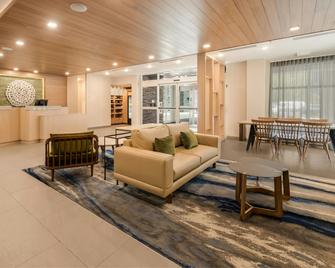 Fairfield by Marriott Inn & Suites Virginia Beach Town Center - Virginia Beach - Living room