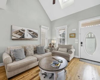 5 Star Reviews Luxury House Pool, Steps from Ocean, Sleeps 6, Premier Host - Atlantic Beach - Wohnzimmer