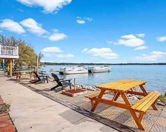 3BR Fife Lake Getaway with Fire Pit & Hot Tub - Fife Lake - Patio