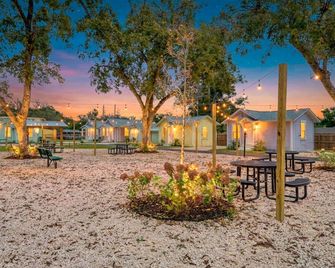 Unit 15 Cozy Studio Retreat Near Downtown Pensacola - Pensacola - Patio
