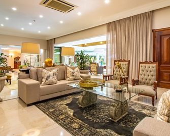 Christies at 32 on Russell - נלספרייט - טרקלין