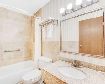 Super 8 by Wyndham Kutztown/Allentown Area - Kutztown - Baño