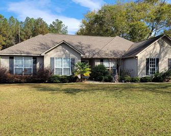 Acreage with pool in town - Aiken - Budova