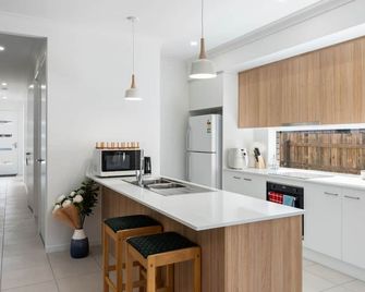 Modern 4BR Comfort in Quiet Park Ridge Location - 파킨슨 - 주방