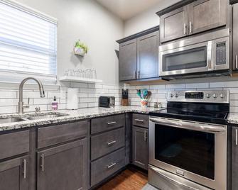 Rock & Roll House, Fiber Internet, Roku Tv, Washer & Dryer, By Dt Chickasha & Leg Lamp! - Chickasha - Keuken