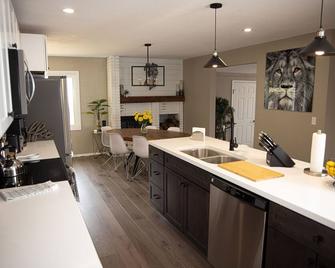 The Berkeley-Beautiful Modern Home Near Asu-Hot Spring Admission Included! - Alamosa - Kitchen