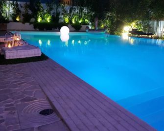 白屋奢華招待飯店 - 奧爾比亞 - 游泳池