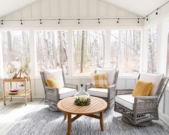 Welcome to Your Cozy Home Away From Home Kookaburra Cottage at Kangaroo Lake! - Baileys Harbor - Вітальня