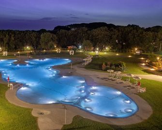 Camping Village Parco della Gallinara - Анціо - Басейн