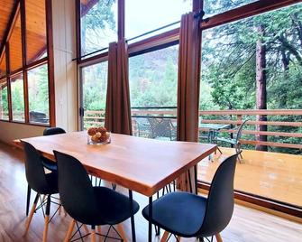 Redwood Retreat, Mountains, Adventure and Nature - Springville - Dining room