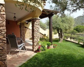 House with garden in excellent location 500 meters from the sea only for two adults. - Torre delle Stelle - Patio