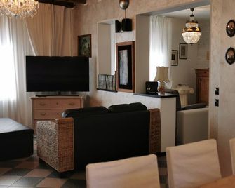 Luxurious Country House Villa with Swimming Pool 8 seats 4 bedrooms - 카스텔발도 - 거실